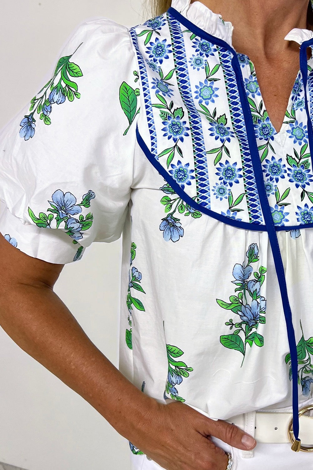 Floral print tie neck short sleeve blouse